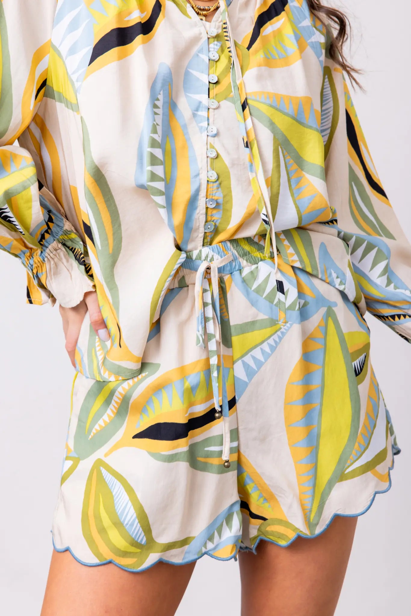 Abstract Leaf Scallop Short in Tan